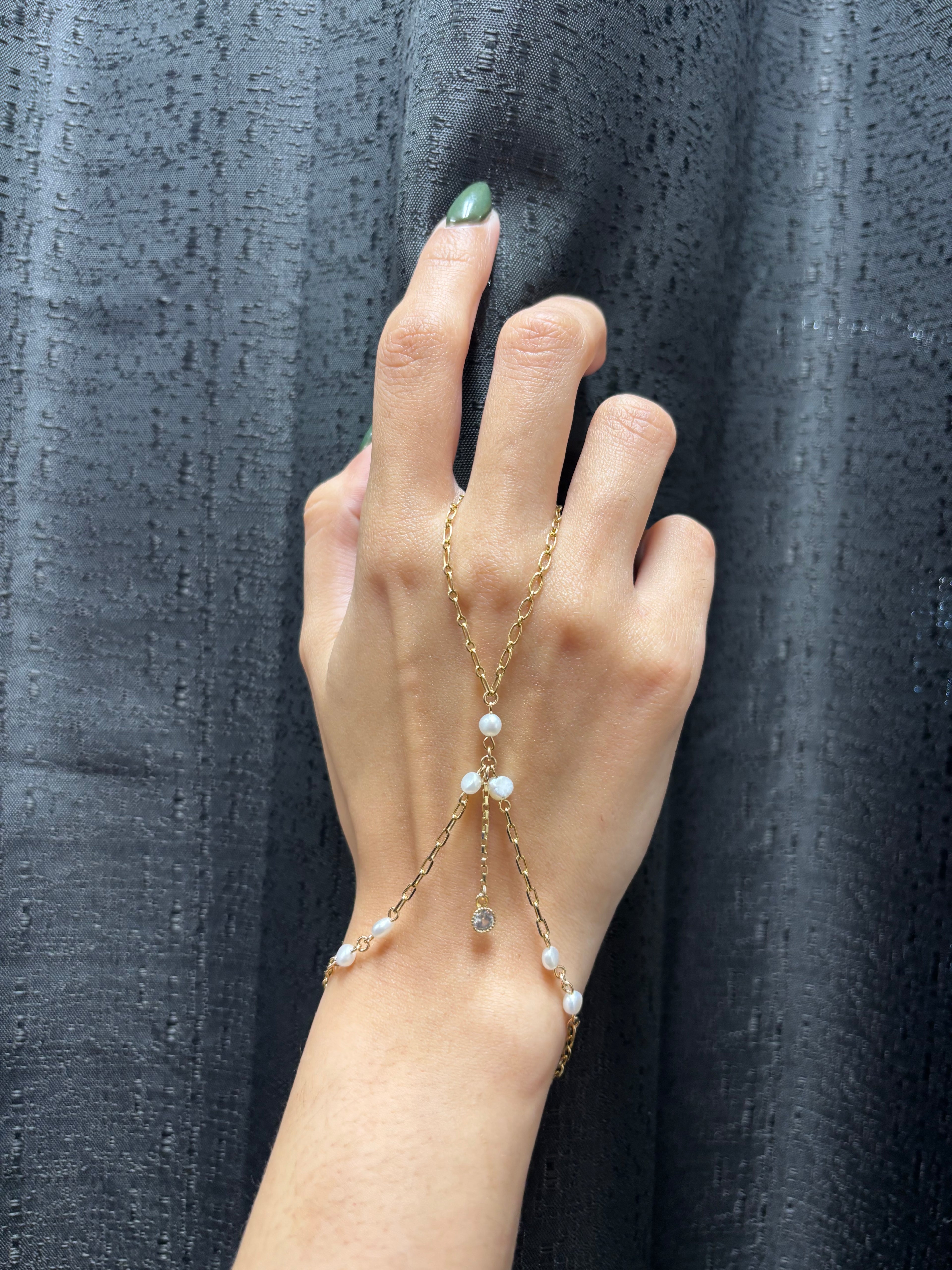 Perla Hand Chain